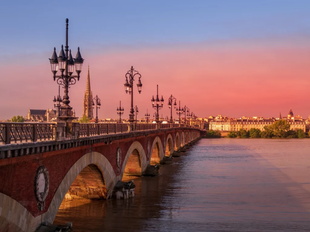 Photo du pont de pierre à Bordeaux pour démontrer la beauté de la rénovation à la bordelaise