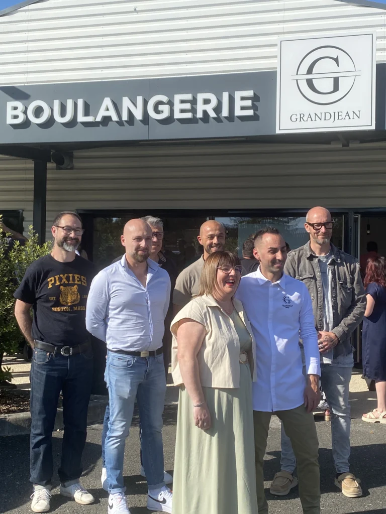 Photo de l'équipe à l'inauguration de la boulangerie Grandjean - Projet de rénovation