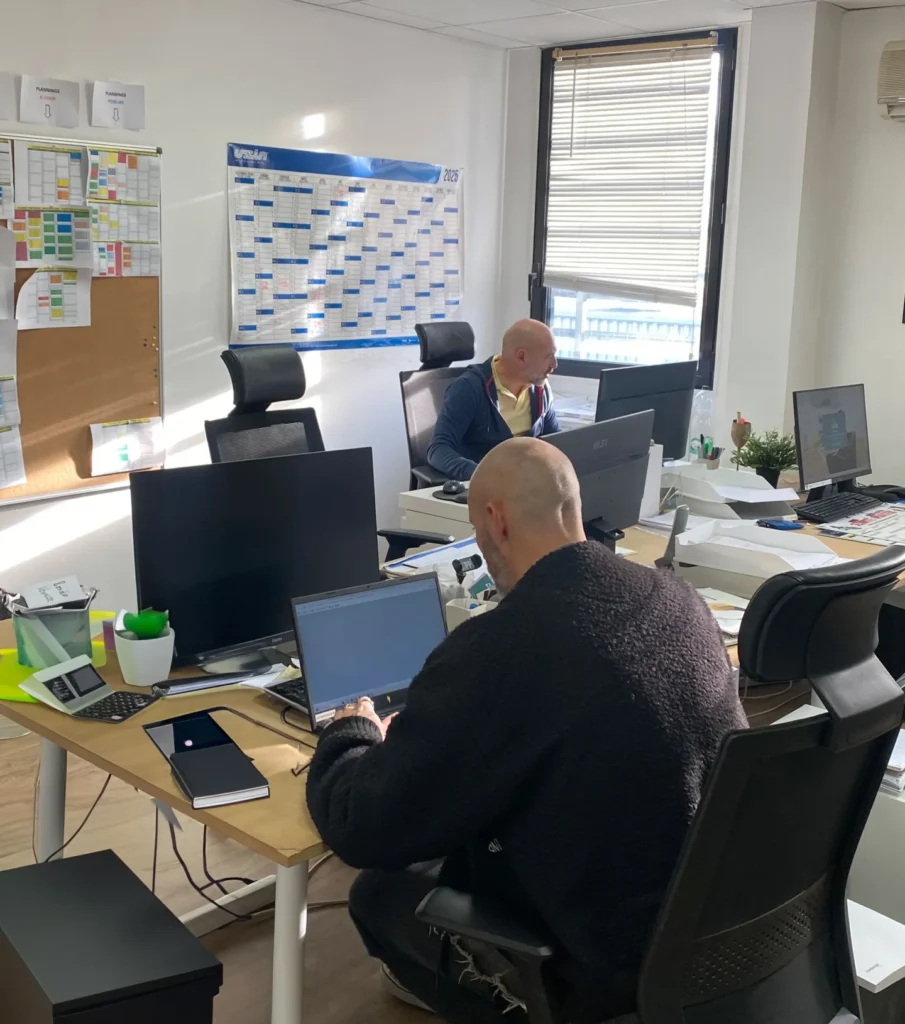 maitres d'œuvre travaillant dans leur bureau