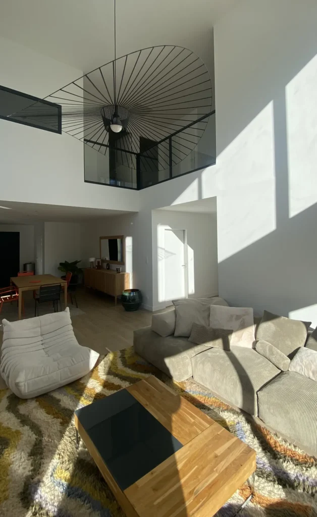 salon lumineux et design dans le cadre d'une construction d'une maison neuve