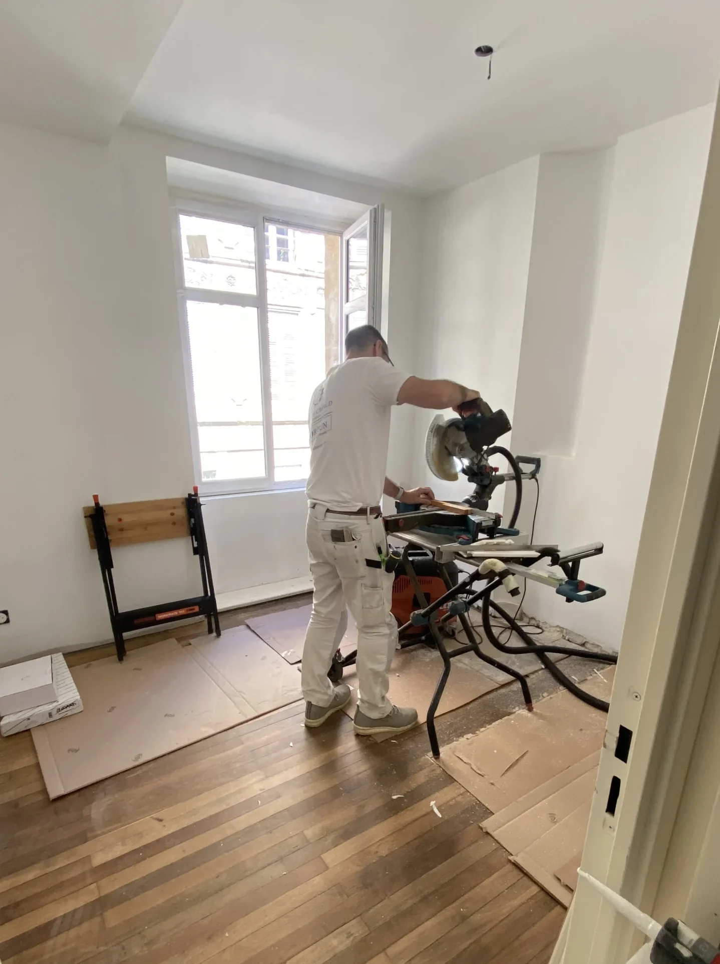 Pose de revêtements de sol lors d'une rénovation à Bordeaux