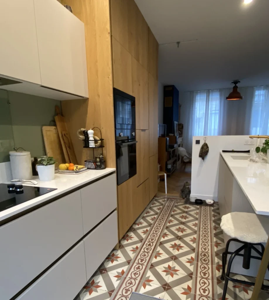 Rénovation maison Bordeaux avec cuisine moderne sur-mesure et finitions haut de gamme