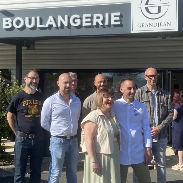 Photo de l'équipe à l'inauguration de la boulangerie Grandjean - Projet de rénovation